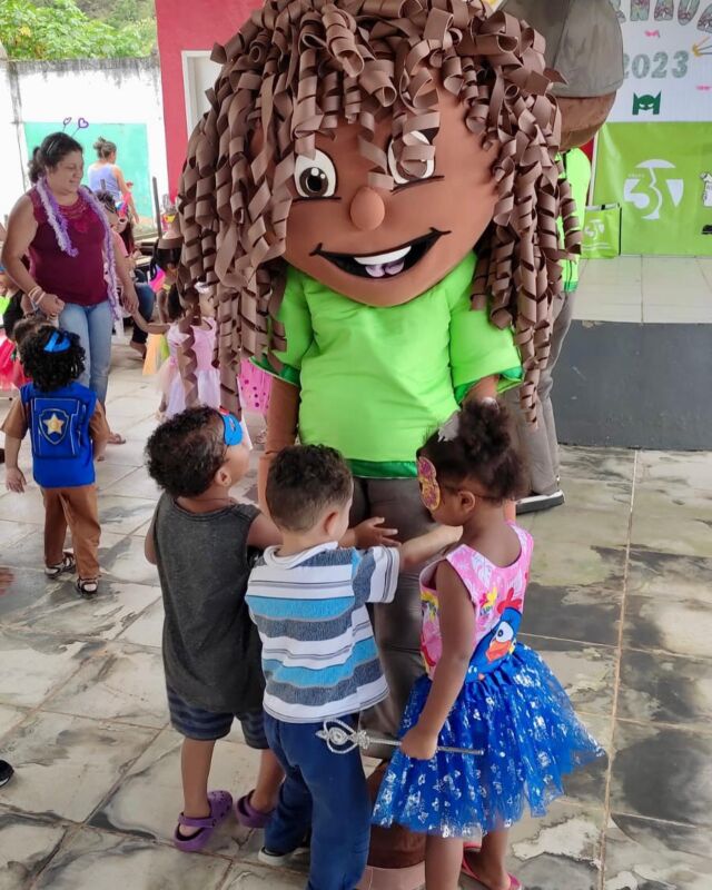 Hoje nossos mascotes, Tião da Massa e Lesfaltina, começaram as comemorações do carnaval no Centro Municipal de Educação Infantil Santo Antônio em Mariana! 
Foi muito animado! Entregamos kits com diversos brinquedos para a diversão e aprendizado das turmas. 
Agradecemos o carinho que fomos recebidos 💚