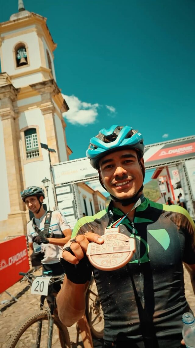 Pódio, superação e muita adrenalina! 🚴‍♂️💨 Neste final de semana, Mariana reafirmou seu título de capital brasileira do mountain bike ao sediar a Corrida Internacional Chaoyang Estrada Real! 🏁🔥 Entre mais de 1.800 atletas, a Equipe 3T mostrou garra, conquistou pódios e encarou cada quilômetro com determinação! 💚 Foram provas desafiadoras de XCC, XCO e XCM, e nossos atletas deram um verdadeiro show de resistência e técnica! 💪🏆 Parabéns, time! Que venham mais conquistas! 🚀 Créditos 🎥: @arvideosbr #Grupo3T #Equipe3T #EstradaReal #MTB #DesafioSobreRodas #Mariana #Bike