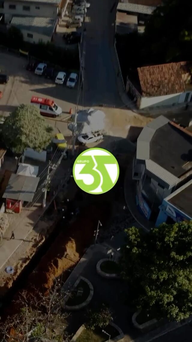 #TBT de mais uma obra! 💚 Realizamos uma intervenção para melhorar a infraestrutura local na Rua Santo Antônio, em Cachoeira do Campo – Ouro Preto. 🟢 Drenagem: Implementamos um sistema eficiente para o escoamento da água da chuva, prevenindo alagamentos e erosões que antes comprometiam a via. 🟢 Reconstituição do calçamento sextavado: Após a drenagem, restauramos o pavimento com bloquetes sextavados, garantindo uma superfície nivelada, segura e resistente para pedestres e veículos. Essa intervenção contribuiu para a mobilidade urbana e a durabilidade da via, beneficiando toda a comunidade. Seguimos comprometidos com obras que fazem a diferença! 👷‍♂️💪 #Infraestrutura #Engenharia #ObraConcluída #MobilidadeUrbana #ConstruçãoCivil #DesenvolvimentoUrbano #CachoeiraDoCampo #OuroPreto #Grupo3T